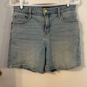 BCBGeneration Women’s Light Blue Denim Boyfriend Shorts size 9/29